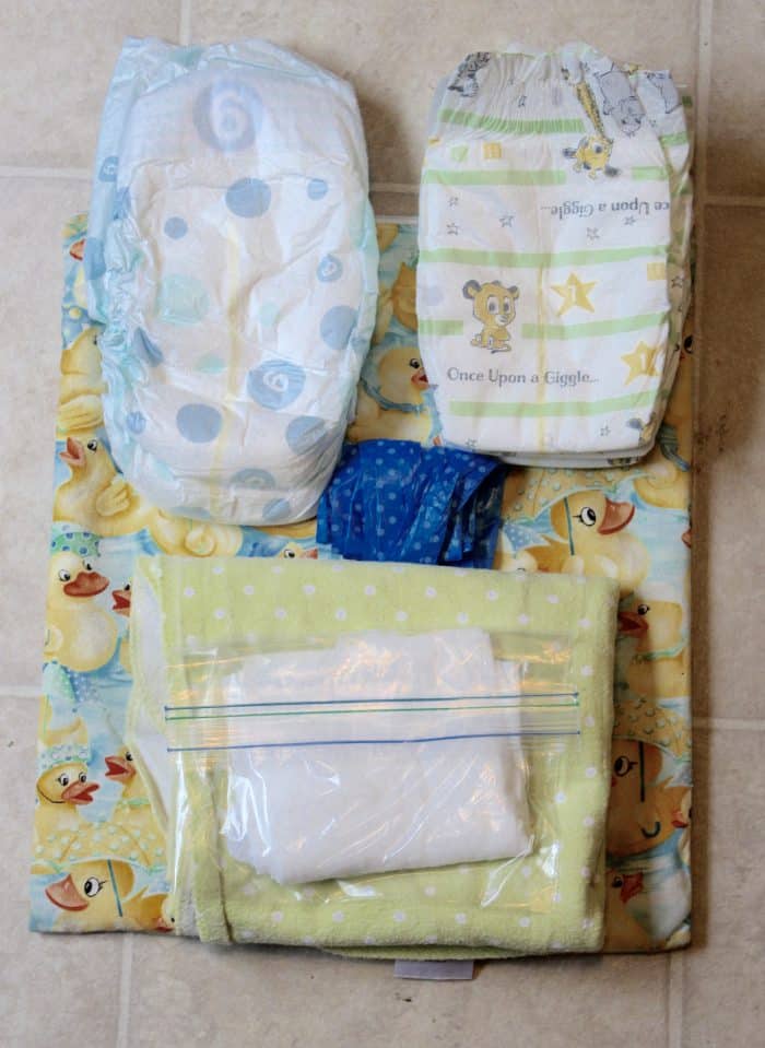 What to pack in your diaper bag, and how to use your purse as a diaper bag. See tips for carrying less for the minimalist mom! #mom #baby #diaperbag #diaperbagessentials #momlife #toddler #blueandhazel #pregnancy #pregnant 