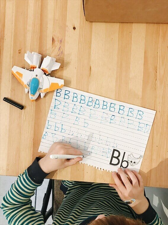 An easy way to teach a preschooler to write letters and trace letters at home for homeschool preschool or homeschool kindergarten. #blueandhazel #kindergarten #preschool #homeschool 