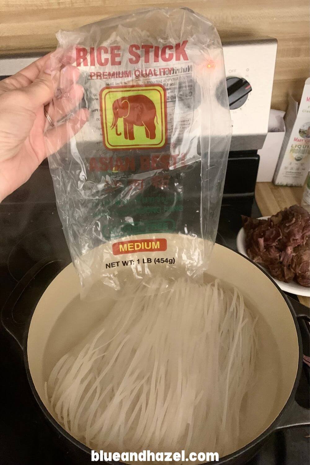 Medium width dry rice noodles for pho